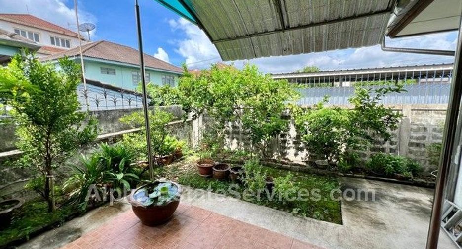 Haus zum Kauf mit 4 Zimmer in Phra Khanong, Bangkok