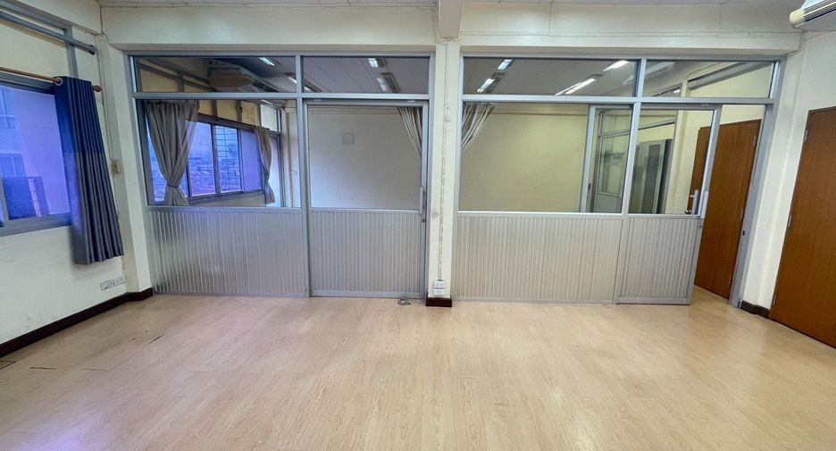 For sale retail Space in Bang Kapi, Bangkok