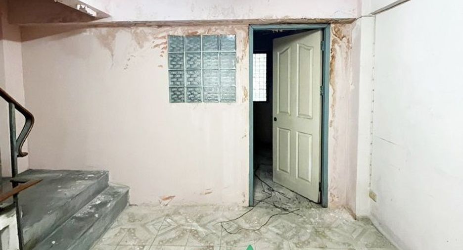 Casa adosada en venta de estudio en Bangkok Noi, Bangkok