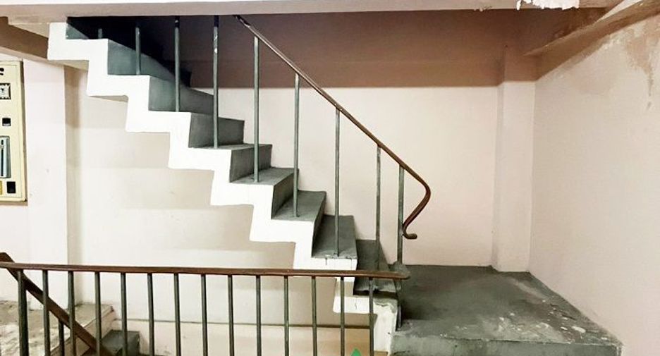 Casa adosada en venta de estudio en Bangkok Noi, Bangkok