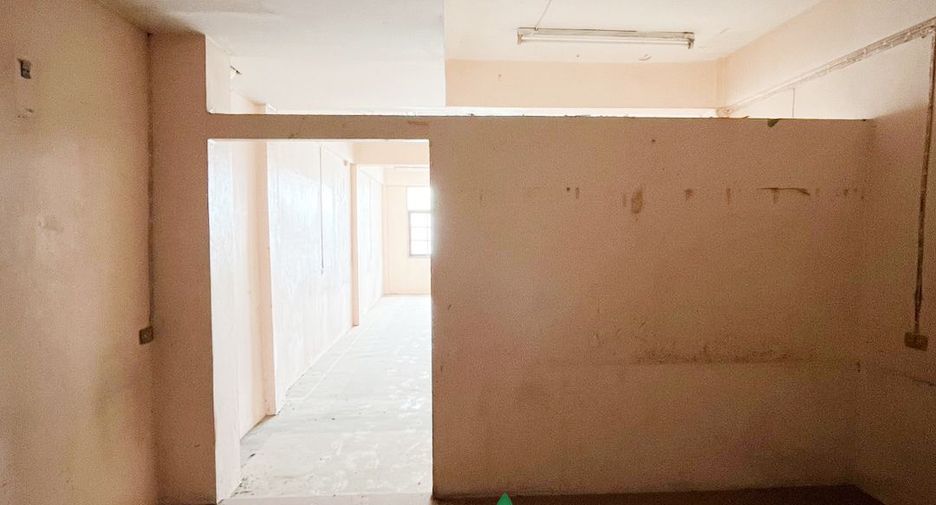 Casa adosada en venta de estudio en Bangkok Noi, Bangkok