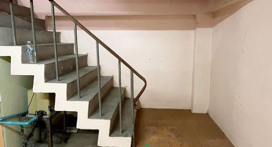 Casa adosada en venta de estudio en Bangkok Noi, Bangkok