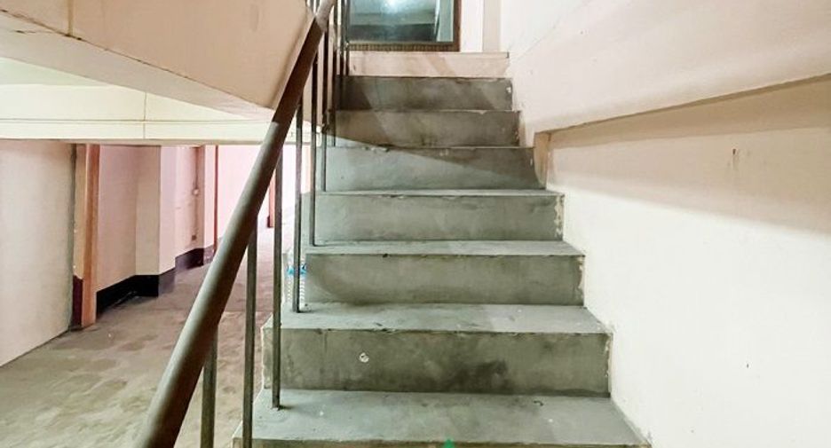 Casa adosada en venta de estudio en Bangkok Noi, Bangkok