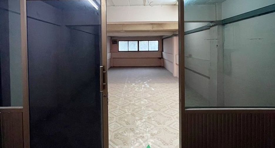 Casa adosada en venta de estudio en Bangkok Noi, Bangkok