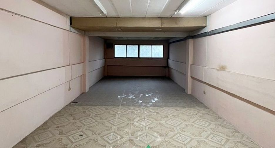 Casa adosada en venta de estudio en Bangkok Noi, Bangkok