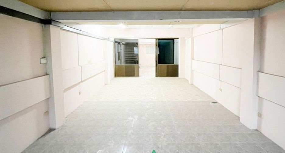 Casa adosada en venta de estudio en Bangkok Noi, Bangkok