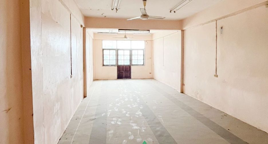 Casa adosada en venta de estudio en Bangkok Noi, Bangkok