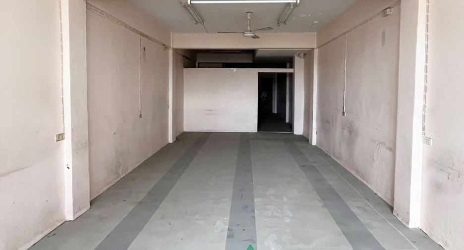 Casa adosada en venta de estudio en Bangkok Noi, Bangkok