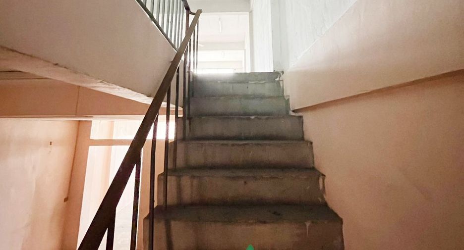 Casa adosada en venta de estudio en Bangkok Noi, Bangkok