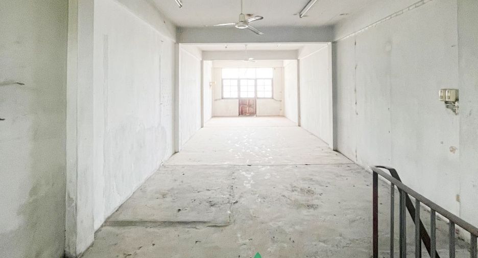 Casa adosada en venta de estudio en Bangkok Noi, Bangkok