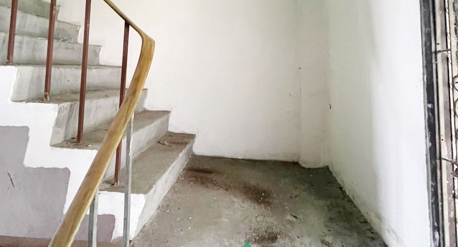 Casa adosada en venta de estudio en Bangkok Noi, Bangkok