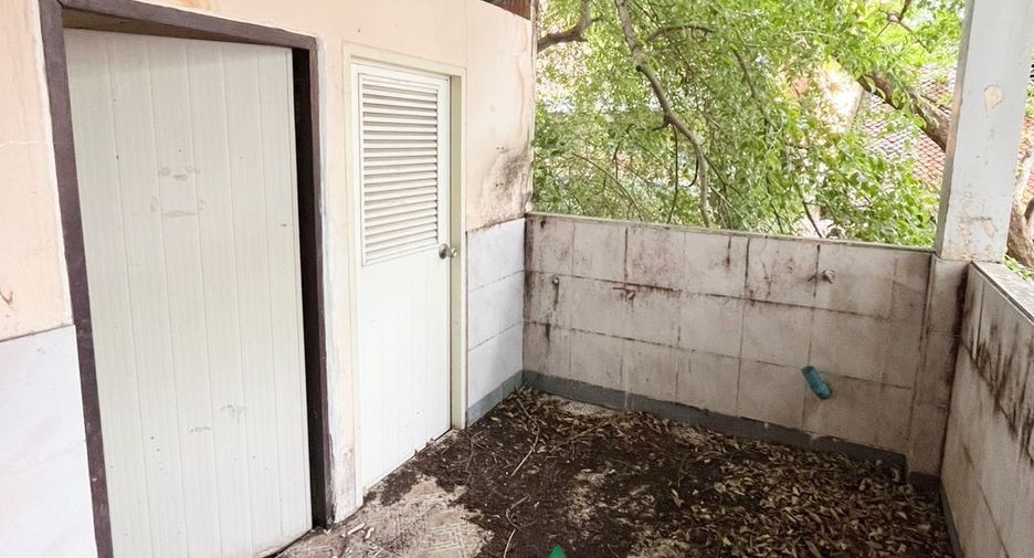 Casa adosada en venta de estudio en Bangkok Noi, Bangkok
