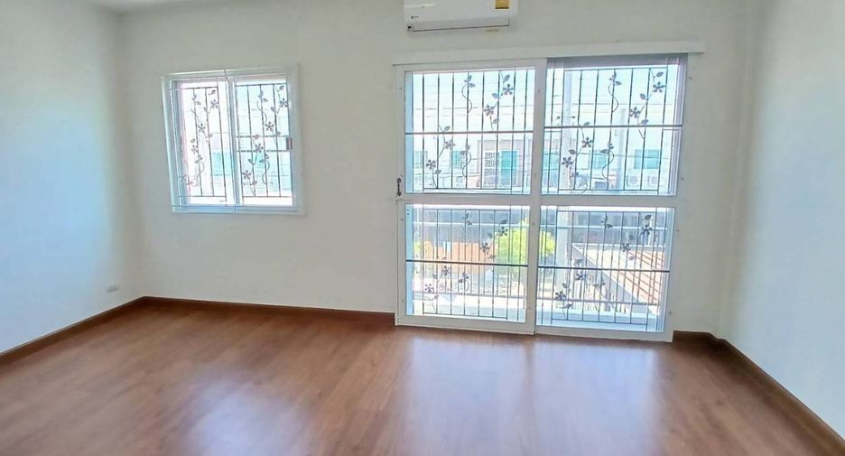 For sale 2 bed townhouse in Lam Luk Ka, Pathum Thani