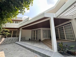 Haus zur Miete mit 4 Zimmer in Watthana, Bangkok