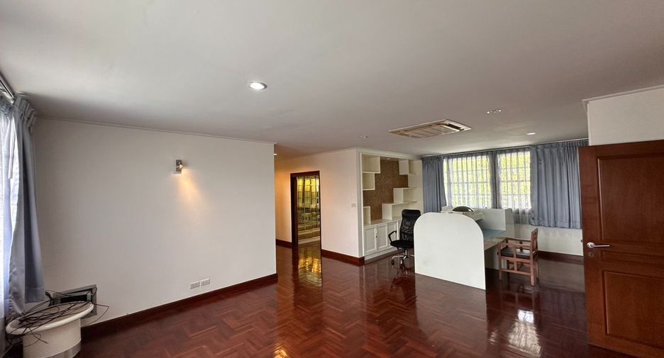 Casa en alquiler de 4 habitaciones en Watthana, Bangkok