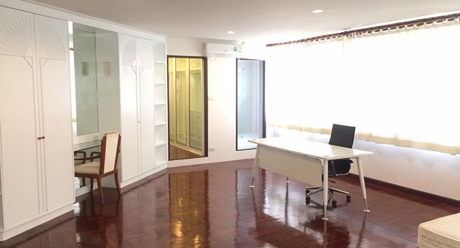 Casa en alquiler de 4 habitaciones en Watthana, Bangkok