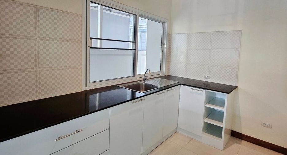 For sale 4 bedrooms house in Mueang Chiang Mai, Chiang Mai