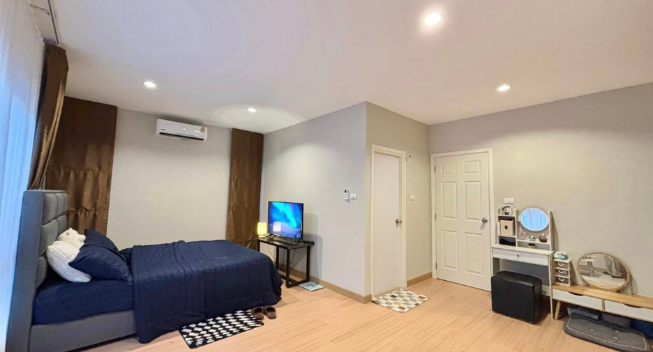For rent 4 bedrooms townhouse in Saraphi, Chiang Mai