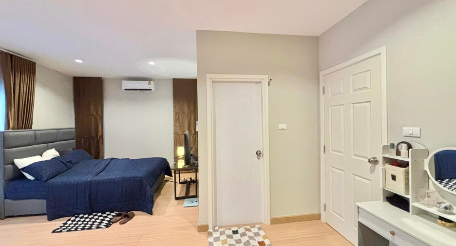 For rent 4 bedrooms townhouse in Saraphi, Chiang Mai
