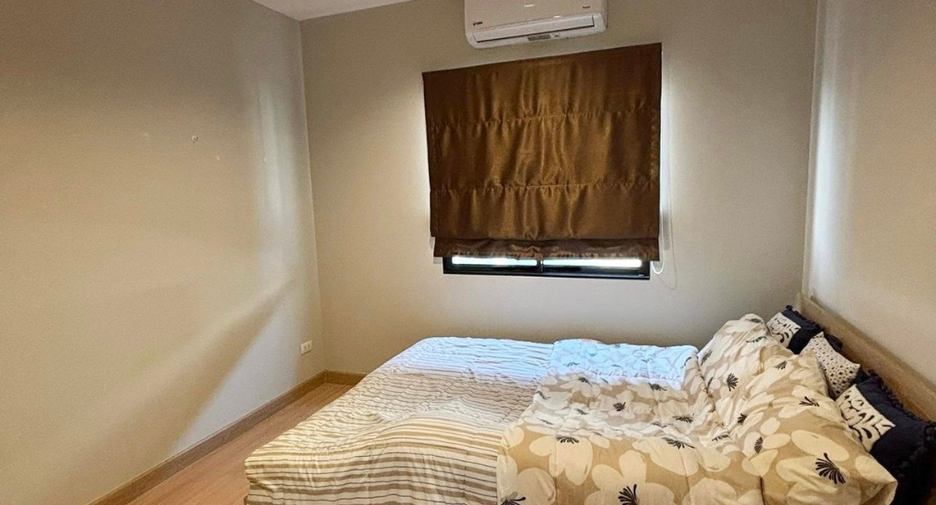 For rent 4 bedrooms townhouse in Saraphi, Chiang Mai
