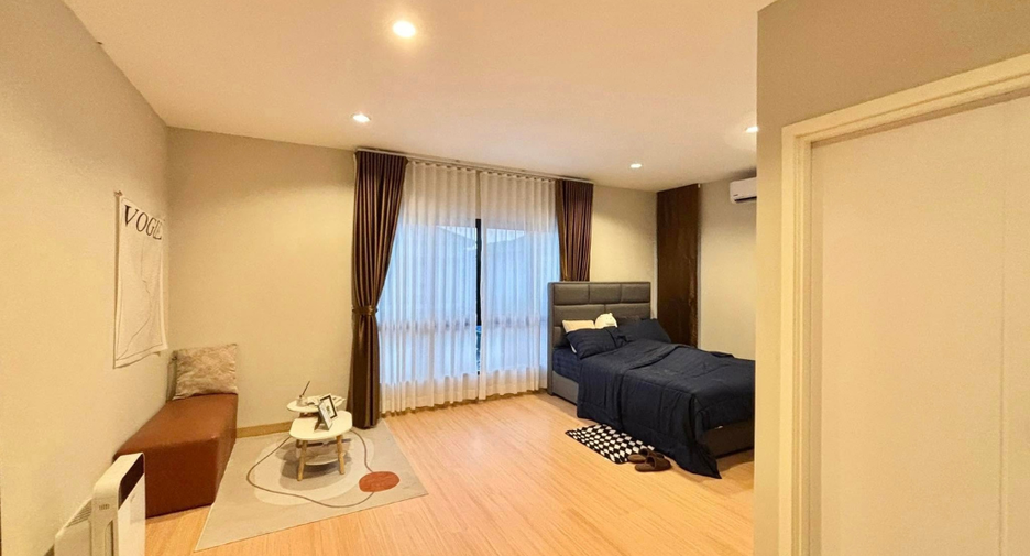 For rent 4 bedrooms townhouse in Saraphi, Chiang Mai