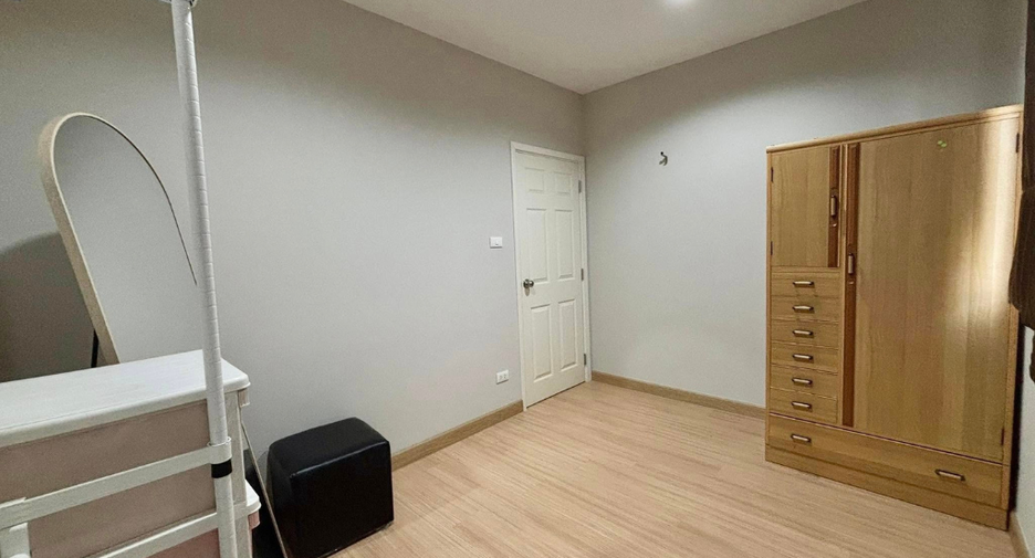 For rent 4 bedrooms townhouse in Saraphi, Chiang Mai