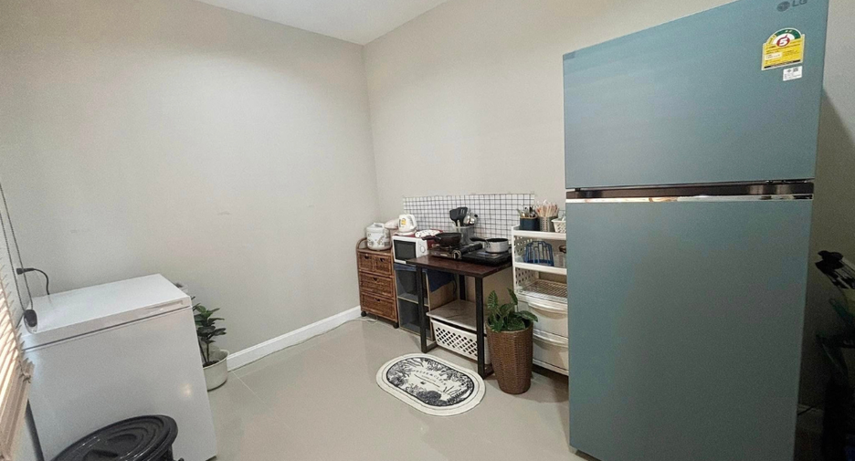 For rent 4 bedrooms townhouse in Saraphi, Chiang Mai