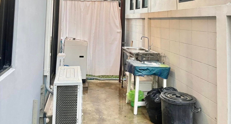 For rent 4 bedrooms townhouse in Saraphi, Chiang Mai