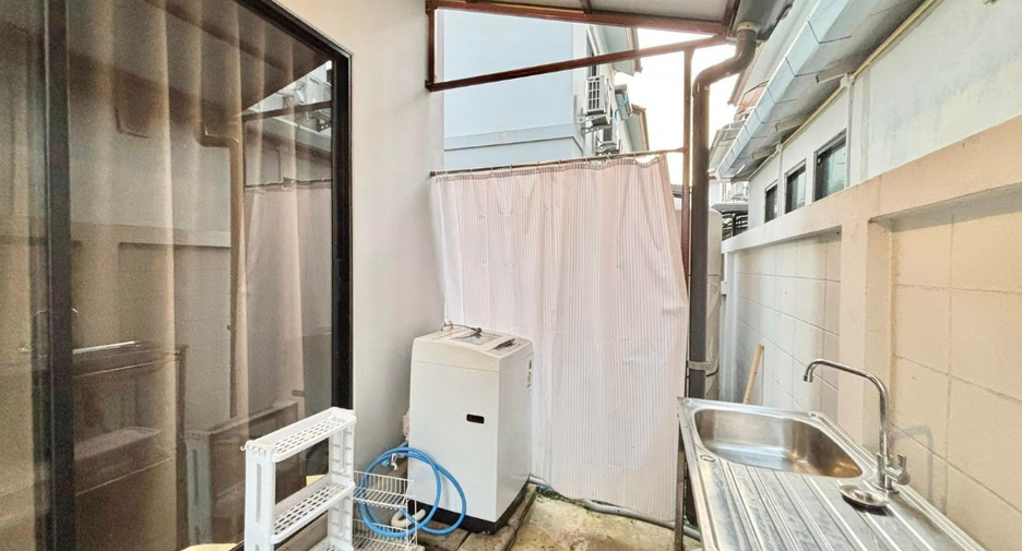 For rent 4 bedrooms townhouse in Saraphi, Chiang Mai