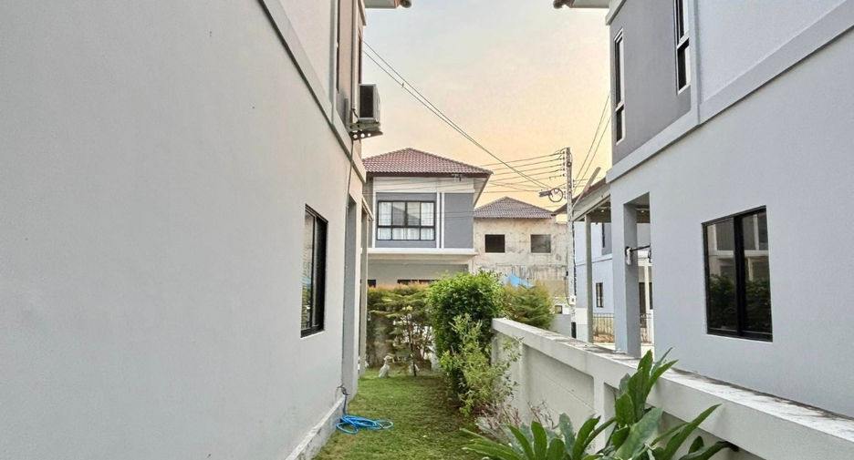 For rent 4 bedrooms townhouse in Saraphi, Chiang Mai