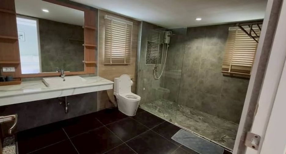 For rent and for sale 4 bedrooms villa in Bang Lamung, Chonburi