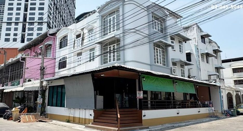 For sale 4 bed office in Huai Khwang, Bangkok