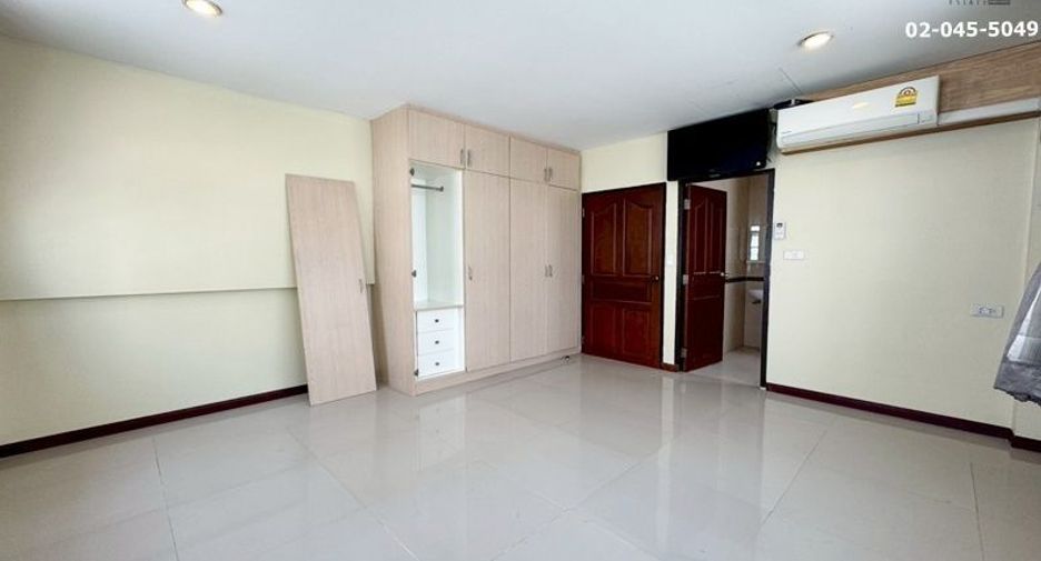 For sale 4 bed office in Huai Khwang, Bangkok