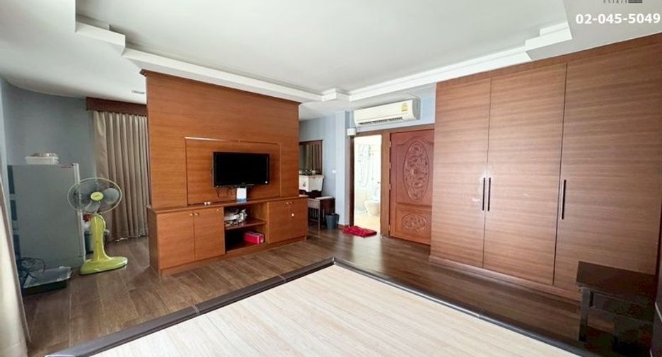 For sale 4 bed office in Huai Khwang, Bangkok
