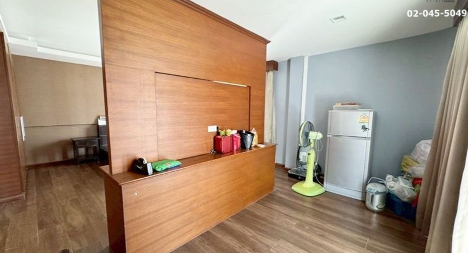 For sale 4 bed office in Huai Khwang, Bangkok