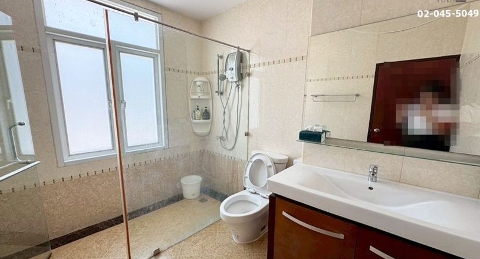 For sale 4 bed office in Huai Khwang, Bangkok