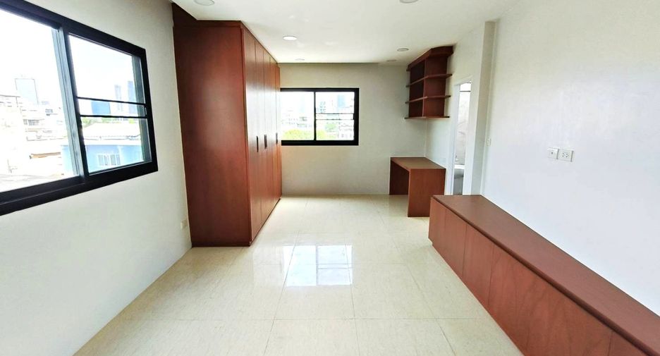 Local comercial en venta de 4 habitaciones en Bang Kho Laem, Bangkok
