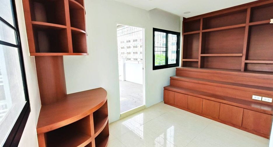 Local comercial en venta de 4 habitaciones en Bang Kho Laem, Bangkok