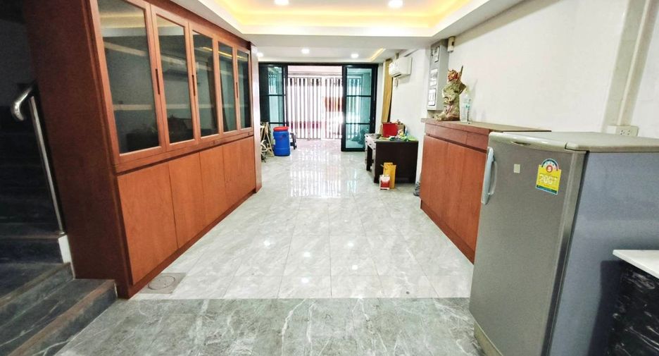 Local comercial en venta de 4 habitaciones en Bang Kho Laem, Bangkok