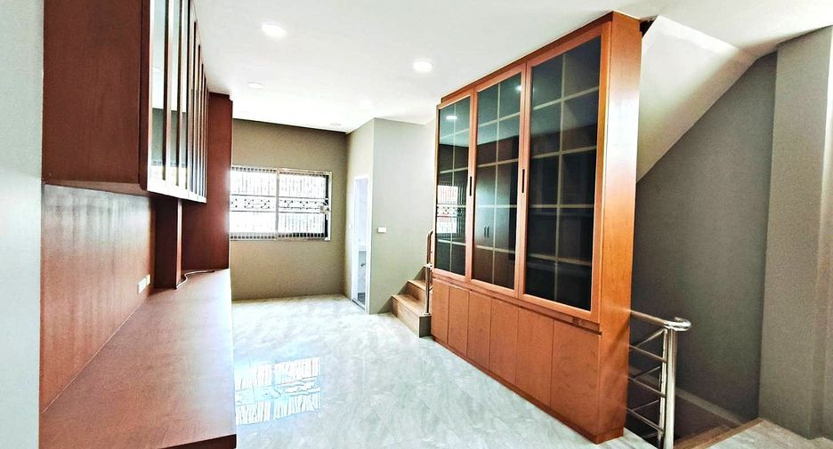Local comercial en venta de 4 habitaciones en Bang Kho Laem, Bangkok