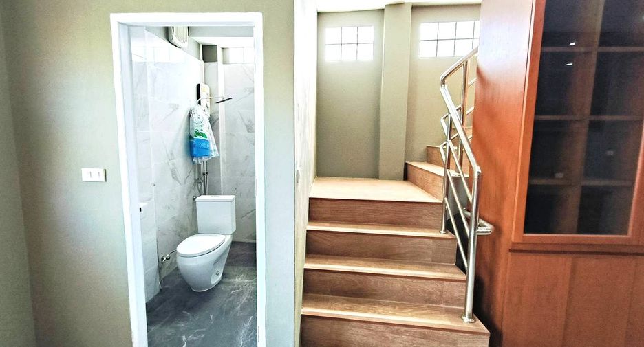 Local comercial en venta de 4 habitaciones en Bang Kho Laem, Bangkok