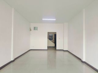 For sale 3 bedrooms retail Space in Krathum Baen, Samut Sakhon