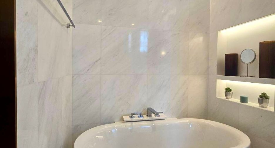 For rent 2 bedrooms condo in Pathum Wan, Bangkok