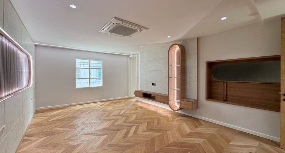Reihenhaus zum Kauf mit 4 Zimmer in Watthana, Bangkok