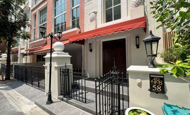 Casa adosada en venta de 4 habitaciones en Watthana, Bangkok