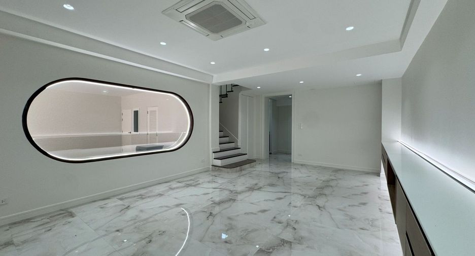 Reihenhaus zum Kauf mit 4 Zimmer in Watthana, Bangkok