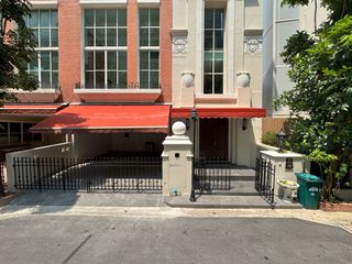 出售 4 卧室 联排别墅 在 Watthana, 曼谷