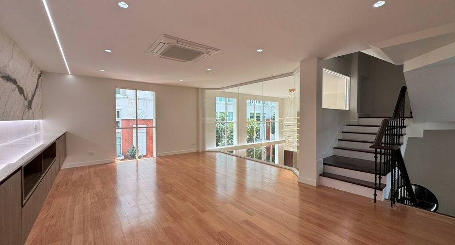 Reihenhaus zum Kauf mit 4 Zimmer in Watthana, Bangkok