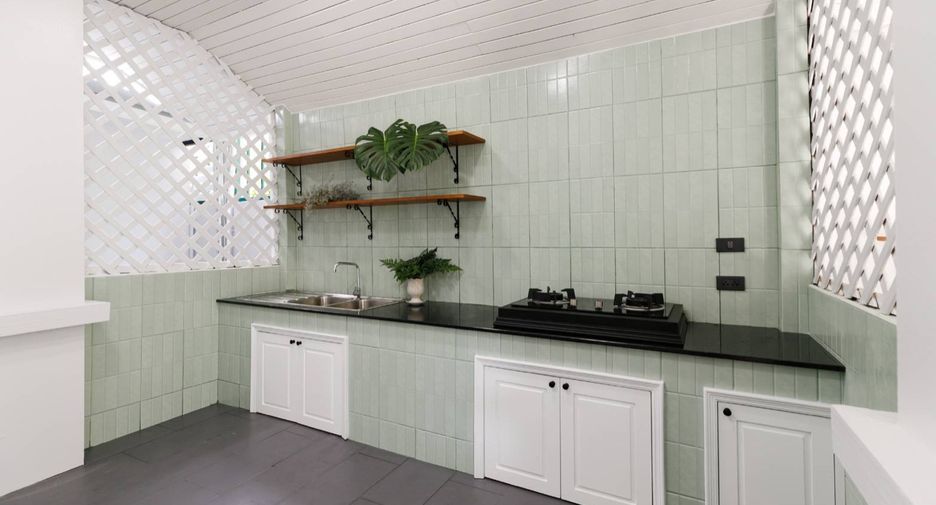 For rent and for sale 6 bedrooms house in San Kamphaeng, Chiang Mai