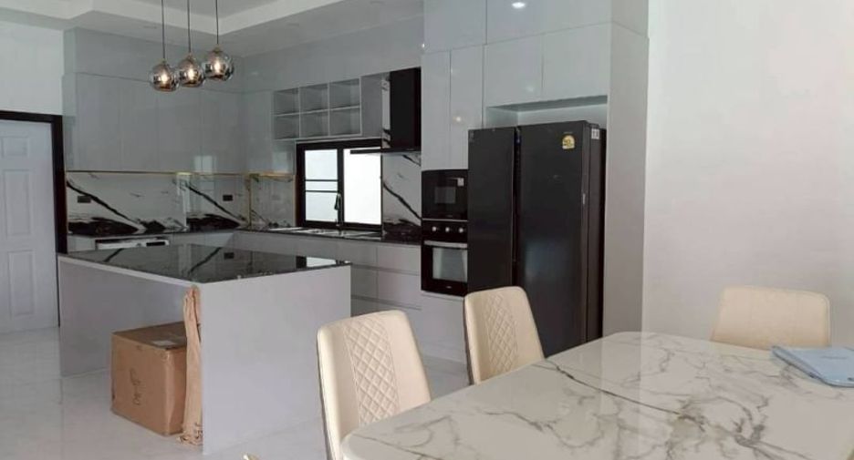 For rent 4 bedrooms villa in Bang Lamung, Chonburi